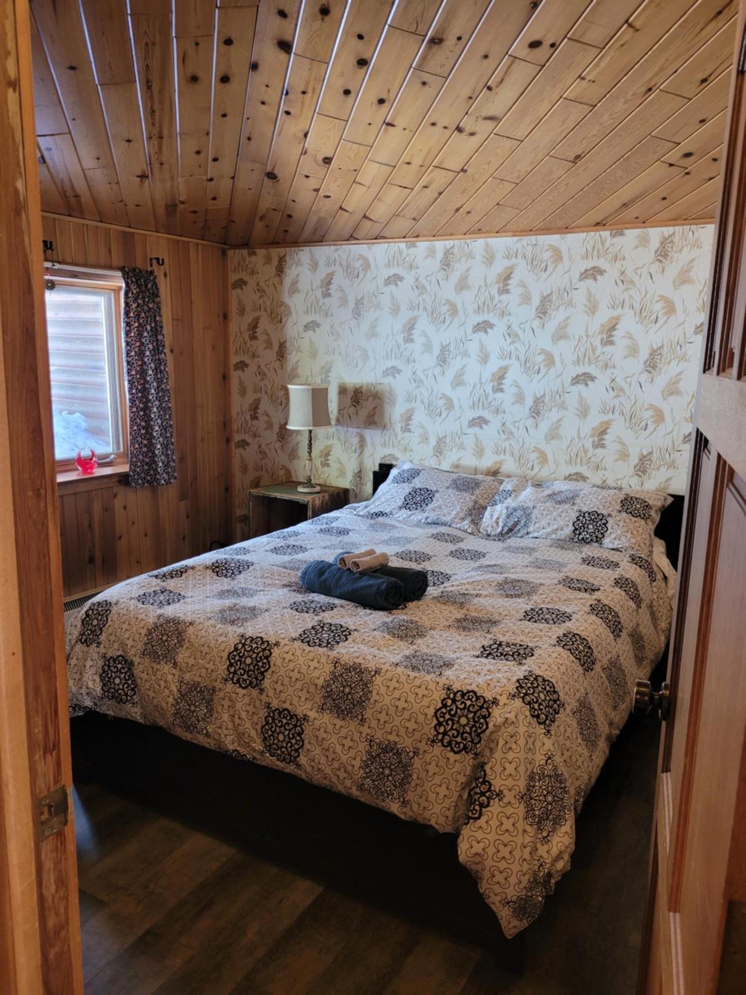 Chalet "Ici Et Maintenant, Sur Le Lac" Sainte-Marguerite-du-Lac-Masson Exterior photo